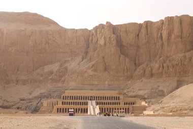 Giza müze kompleksi, Mısır - 27 Ağustos 2017: binalar ve Antik Mısır megaliths sütunlarından. Antik Mısır bina kalıntıları