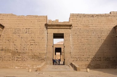 Giza müze kompleksi, Mısır - 27 Ağustos 2017: binalar ve Antik Mısır megaliths sütunlarından. Antik Mısır bina kalıntıları