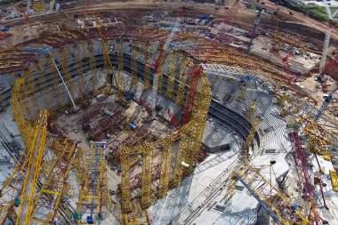 Moskova, Rusya - 12 Mayıs 2018: Donanımları, stadyum inşaatı için. Kule vinç ve inşaat makinaları. Stadyum inşaatı.