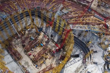Moskova, Rusya - 12 Mayıs 2018: Donanımları, stadyum inşaatı için. Kule vinç ve inşaat makinaları. Stadyum inşaatı.