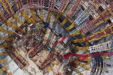 Moskova, Rusya - 12 Mayıs 2018: Donanımları, stadyum inşaatı için. Kule vinç ve inşaat makinaları. Stadyum inşaatı.