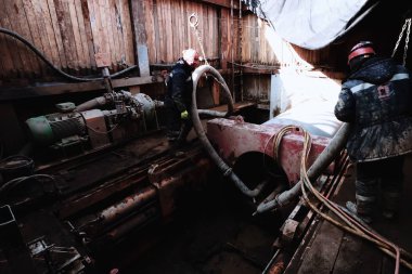 Irkutsk, Rusya Federasyonu - 24 Şubat 2017: İşçi boru hattı işlemleri üzerinde çalışır. Boru penetrasyon.