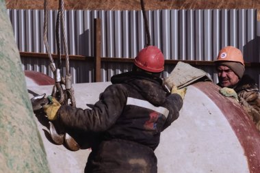 Irkutsk, Rusya - 24 Şubat 2017: Slinger iş başında. Stroply kargo. Çalışan bir kask içinde.