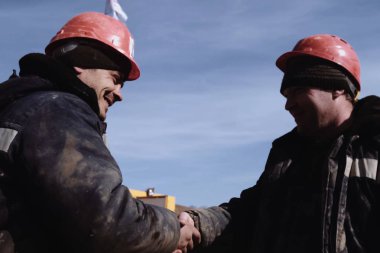 Irkutsk, Rusya Federasyonu - 24 Şubat 2017: İki Oluşturucu arazinizi birbirlerine karşıladı. Çalışma tebrik.