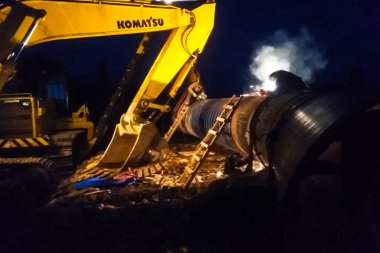 Irkutsk, Rusya - 21 Temmuz 2017: Sibirya gücünü bir gaz boru hattı inşaatının yönetimini. Kaynak işleri.