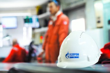 Ohotsk Denizi Sakhalin, Rusya Federasyonu - 26 Temmuz 2017: Gazprom'ın işçi işyerinde kask şirketin logosu ile mi masada.