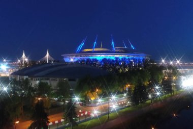Moskova, Rusya - 11 Mayıs 2017: Stadyum Zenith Arena geceleri. Çok renkli ışıklar stadyum geceleri ışıklı.