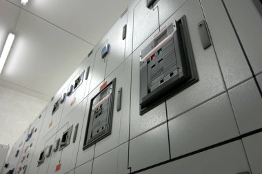 Luxembourg, Lüksemburg - 24 Eylül 2017: Raflar veri merkezi cihazıdır. Server tarihi merkezleri