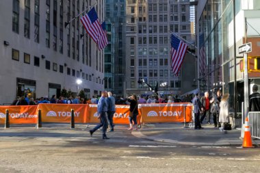 New York, ABD - 20 Haziran 2015: New York, Manhattan sokaklarında yürüyüş. New York hayat öğleden sonra. Sokaklar ve şehir binaları.