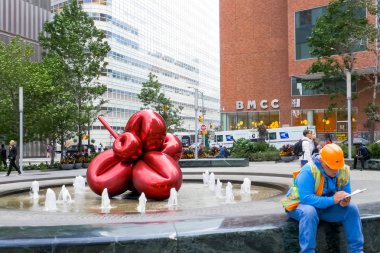 New York, ABD - 20 Haziran 2015: New York, Manhattan sokaklarında yürüyüş. New York hayat öğleden sonra. Sokaklar ve şehir binaları.