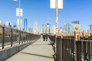 New York, ABD - 20 Haziran 2015: Brooklyn Köprüsü. Köprünün üzerinde yürümek. New York, Manhattan sokaklarında yürüyüş. New York hayat öğleden sonra. Sokaklar ve şehir binaları.