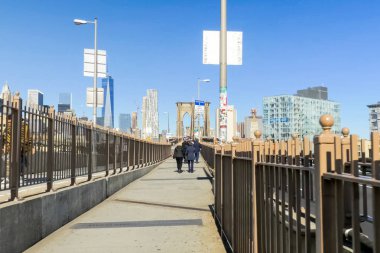 New York, ABD - 20 Haziran 2015: Brooklyn Köprüsü. Köprünün üzerinde yürümek. New York, Manhattan sokaklarında yürüyüş. New York hayat öğleden sonra. Sokaklar ve şehir binaları.