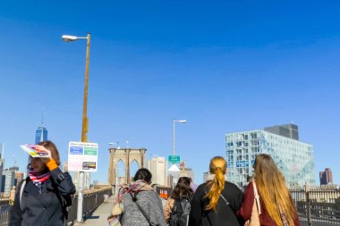 New York, ABD - 20 Haziran 2015: Brooklyn Köprüsü. Köprünün üzerinde yürümek. New York, Manhattan sokaklarında yürüyüş. New York hayat öğleden sonra. Sokaklar ve şehir binaları.