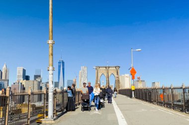 New York, ABD - 20 Haziran 2015: Brooklyn Köprüsü. Köprünün üzerinde yürümek. New York, Manhattan sokaklarında yürüyüş. New York hayat öğleden sonra. Sokaklar ve şehir binaları.