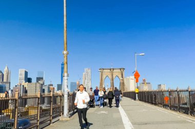 New York, ABD - 20 Haziran 2015: Brooklyn Köprüsü. Köprünün üzerinde yürümek. New York, Manhattan sokaklarında yürüyüş. New York hayat öğleden sonra. Sokaklar ve şehir binaları.