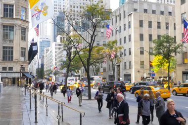 New York, ABD - 20 Haziran 2015: New York, Manhattan sokaklarında yürüyüş. New York hayat öğleden sonra. Sokaklar ve şehir binaları.