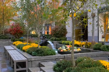 New York, ABD - 20 Haziran 2015: Kadar basit. Park new York'ta. New York hayat öğleden sonra. Sokaklar ve şehir binaları.