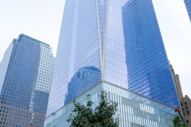 New York, ABD - 20 Haziran 2015: New York, Manhattan sokaklarında yürüyüş. New York hayat öğleden sonra. Sokaklar ve şehir binaları.