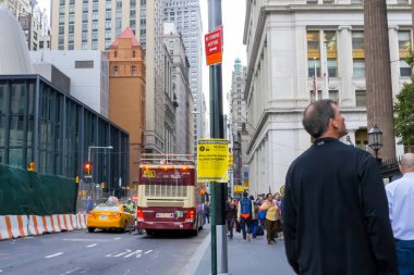 New York, ABD - 20 Haziran 2015: New York, Manhattan sokaklarında yürüyüş. New York hayat öğleden sonra. Sokaklar ve şehir binaları.
