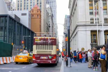 New York, ABD - 20 Haziran 2015: New York, Manhattan sokaklarında yürüyüş. New York hayat öğleden sonra. Sokaklar ve şehir binaları.