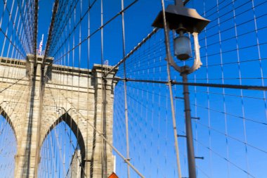 New York, ABD - 20 Haziran 2015: Brooklyn Köprüsü. Köprünün üzerinde yürümek. New York, Manhattan sokaklarında yürüyüş. New York hayat öğleden sonra. Sokaklar ve şehir binaları.