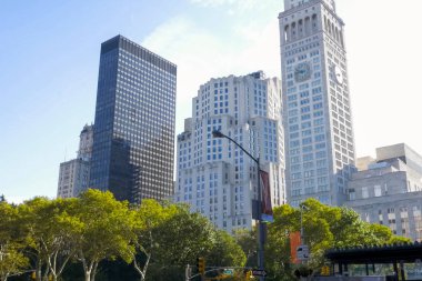 New York, ABD - 20 Haziran 2015: New York, Manhattan sokaklarında yürüyüş. New York hayat öğleden sonra. Sokaklar ve şehir binaları.