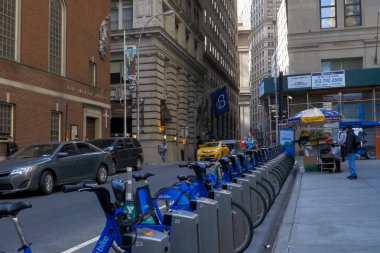 New York, ABD - 20 Haziran 2015: New York, Manhattan sokaklarında yürüyüş. New York hayat öğleden sonra. Sokaklar ve şehir binaları.