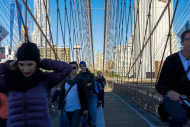 New York, ABD - 20 Haziran 2015: New York, Manhattan sokaklarında yürüyüş. New York hayat öğleden sonra. Sokaklar ve şehir binaları.