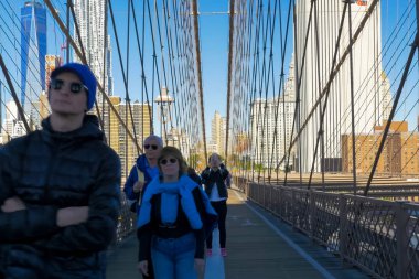 New York, ABD - 20 Haziran 2015: New York, Manhattan sokaklarında yürüyüş. New York hayat öğleden sonra. Sokaklar ve şehir binaları.