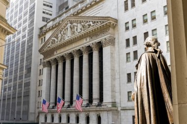 New York, ABD - 20 Haziran 2015: New York, Manhattan sokaklarında yürüyüş. New York hayat öğleden sonra. Sokaklar ve şehir binaları.