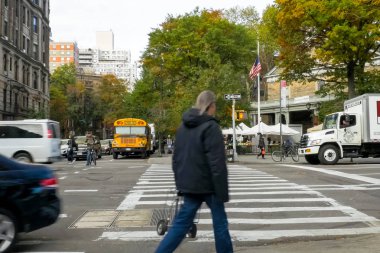 New York, ABD - 20 Haziran 2015: New York, Manhattan sokaklarında yürüyüş. New York hayat öğleden sonra. Sokaklar ve şehir binaları.