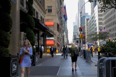 New York, ABD - 20 Haziran 2015: New York, Manhattan sokaklarında yürüyüş. New York hayat öğleden sonra. Sokaklar ve şehir binaları.