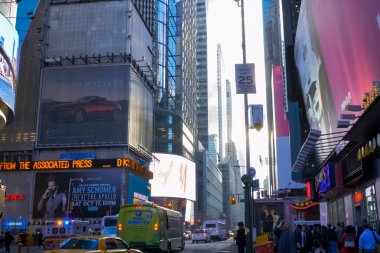New York, ABD - 20 Haziran 2015: New York, Manhattan sokaklarında yürüyüş. New York hayat öğleden sonra. Sokaklar ve şehir binaları.