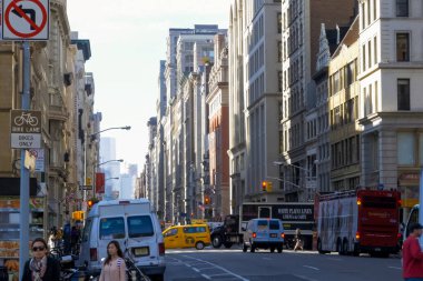 New York, ABD - 20 Haziran 2015: New York, Manhattan sokaklarında yürüyüş. New York hayat öğleden sonra. Sokaklar ve şehir binaları.