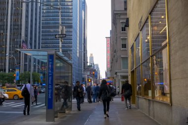 New York, ABD - 20 Haziran 2015: New York, Manhattan sokaklarında yürüyüş. New York hayat öğleden sonra. Sokaklar ve şehir binaları.