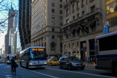 New York, ABD - 20 Haziran 2015: New York, Manhattan sokaklarında yürüyüş. New York hayat öğleden sonra. Sokaklar ve şehir binaları.