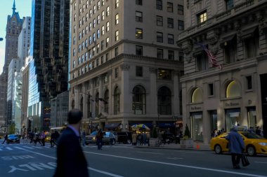 New York, ABD - 20 Haziran 2015: New York, Manhattan sokaklarında yürüyüş. New York hayat öğleden sonra. Sokaklar ve şehir binaları.