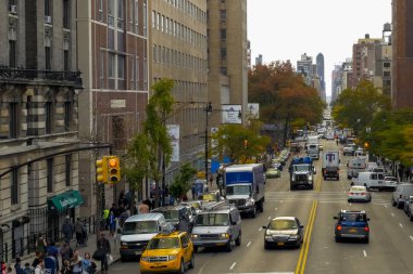 New York, ABD - 20 Haziran 2015: New York, Manhattan sokaklarında yürüyüş. New York hayat öğleden sonra. Sokaklar ve şehir binaları.