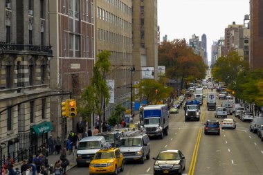 New York, ABD - 20 Haziran 2015: New York, Manhattan sokaklarında yürüyüş. New York hayat öğleden sonra. Sokaklar ve şehir binaları.