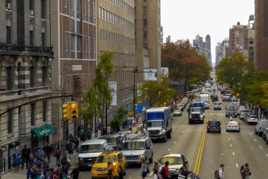 New York, ABD - 20 Haziran 2015: New York, Manhattan sokaklarında yürüyüş. New York hayat öğleden sonra. Sokaklar ve şehir binaları.