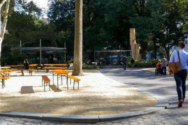 New York, ABD - 20 Haziran 2015: New York, Manhattan sokaklarında yürüyüş. New York hayat öğleden sonra. Sokaklar ve şehir binaları.