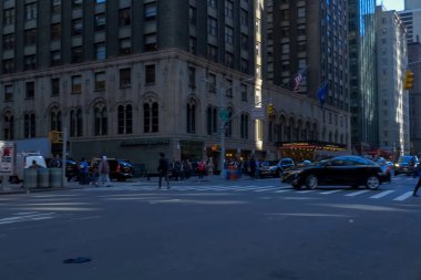 New York, ABD - 20 Haziran 2015: New York, Manhattan sokaklarında yürüyüş. New York hayat öğleden sonra. Sokaklar ve şehir binaları.