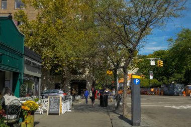 New York, ABD - 20 Haziran 2015: New York, Manhattan sokaklarında yürüyüş. New York hayat öğleden sonra. Sokaklar ve şehir binaları.