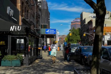 New York, ABD - 20 Haziran 2015: New York, Manhattan sokaklarında yürüyüş. New York hayat öğleden sonra. Sokaklar ve şehir binaları.
