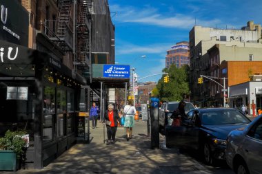 New York, ABD - 20 Haziran 2015: New York, Manhattan sokaklarında yürüyüş. New York hayat öğleden sonra. Sokaklar ve şehir binaları.
