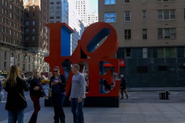 New York, ABD - 20 Haziran 2015: New York, Manhattan sokaklarında yürüyüş. New York hayat öğleden sonra. Sokaklar ve şehir binaları.