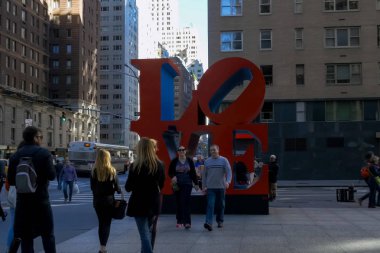 New York, ABD - 20 Haziran 2015: New York, Manhattan sokaklarında yürüyüş. New York hayat öğleden sonra. Sokaklar ve şehir binaları.