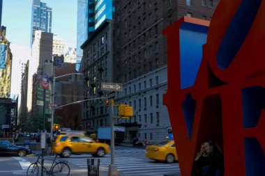 New York, ABD - 20 Haziran 2015: New York, Manhattan sokaklarında yürüyüş. New York hayat öğleden sonra. Sokaklar ve şehir binaları.