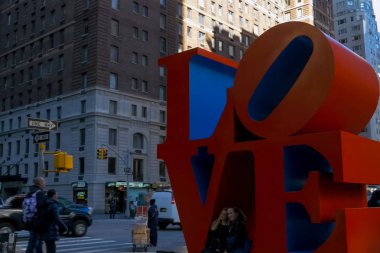 New York, ABD - 20 Haziran 2015: New York, Manhattan sokaklarında yürüyüş. New York hayat öğleden sonra. Sokaklar ve şehir binaları.