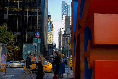 New York, ABD - 20 Haziran 2015: New York, Manhattan sokaklarında yürüyüş. New York hayat öğleden sonra. Sokaklar ve şehir binaları.